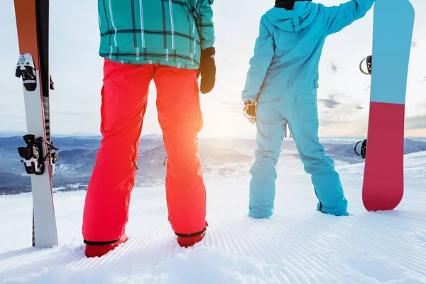 Kayakçı snowboard kavramı yamaç gündoğumu