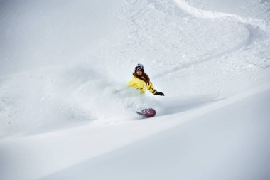 Kız snowboard devreden backcountry serbest sürüşte