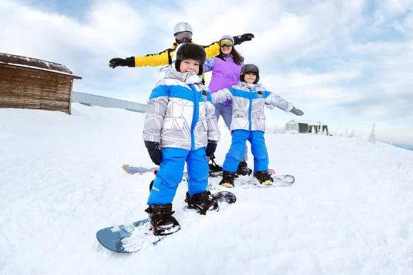 Familia feliz snowboarder snowboard invierno — Foto de Stock