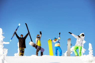 Grup mutlu arkadaşlar snowboard Kayak kavramı