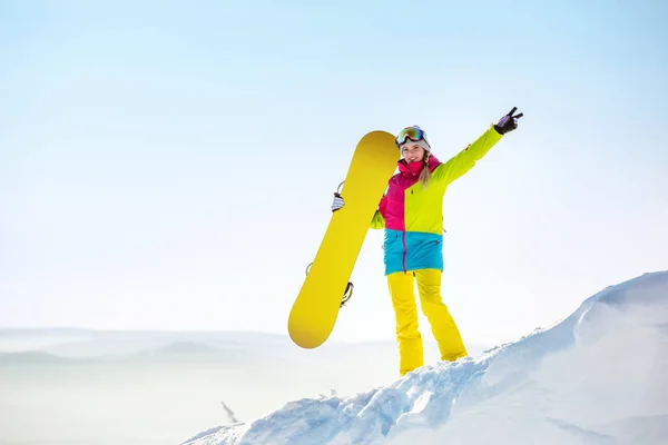 Gelukkig meisje snowboarder copyspace hoogste berg — Stockfoto