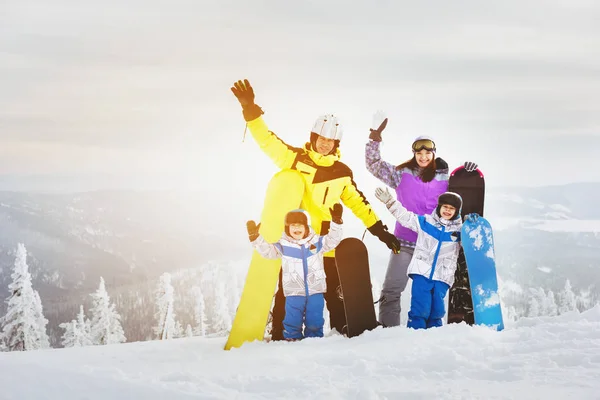 Conceito feliz estância de esqui família — Fotografia de Stock
