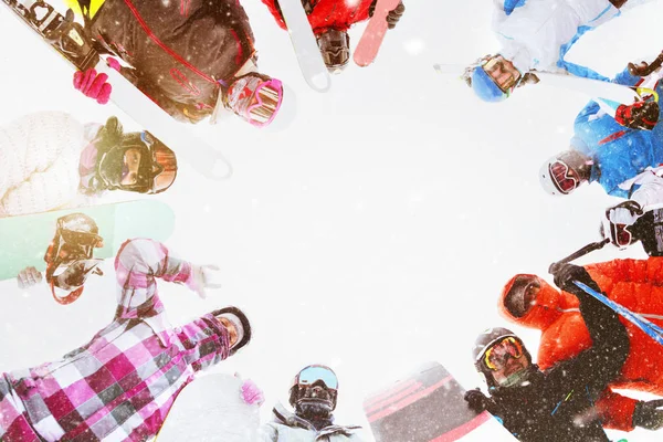 Grupo amigos família ski snowboard resort — Fotografia de Stock