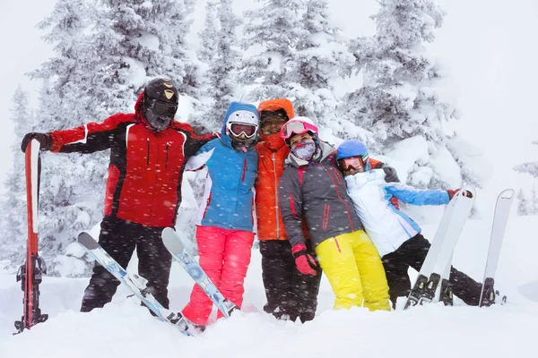 Glada vuxna sällskap skidåkare vinter — Stockfoto