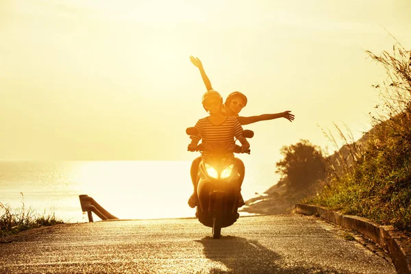 Happy couple travel motorcycle sea road — Stock Photo, Image