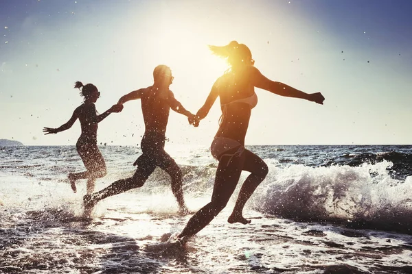 Amici felici spiaggia mare soleggiato — Foto Stock