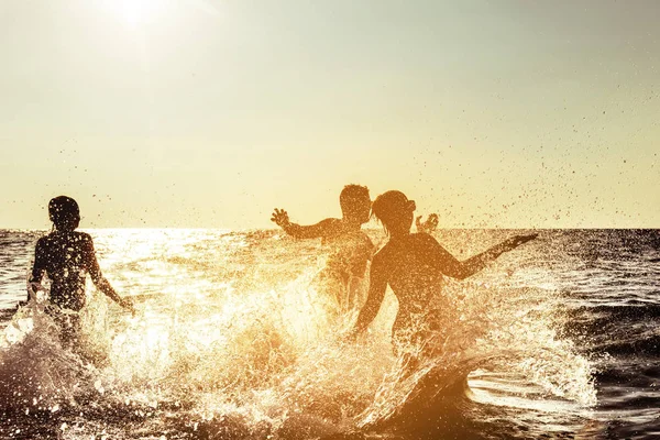 Amigos felices playa diversión puesta del sol —  Fotos de Stock