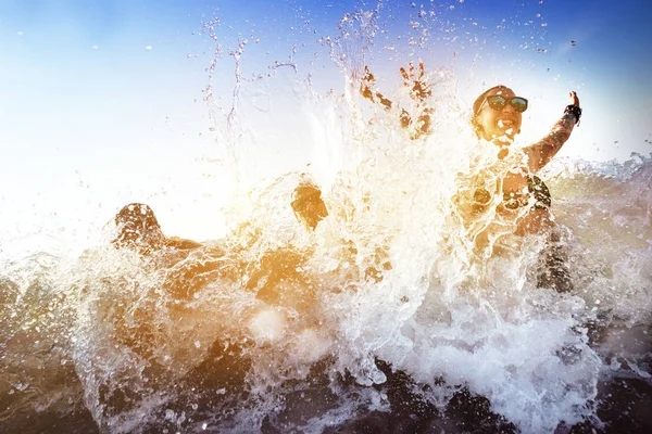 幸せな友人ビーチ サンセットの波 — ストック写真