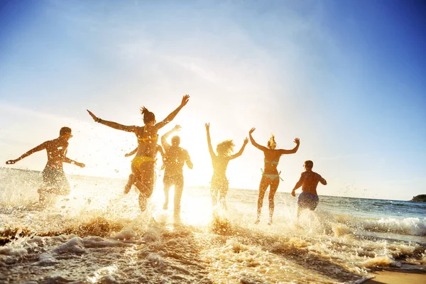 Menge Leute Freunde Sonnenuntergang Strandurlaub — Stockfoto