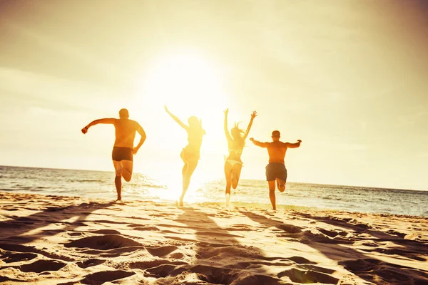 Beachkonzept Gruppe vier Freunde — Stockfoto