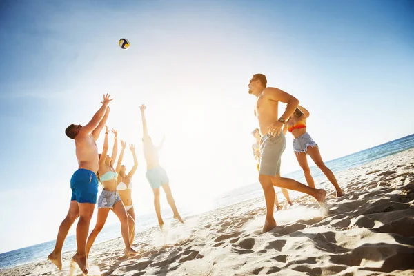 Gruppe Freunde spielt Ball Strand Meer — Stockfoto