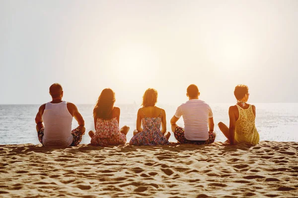 Groep van vijf vrienden op strand — Stockfoto