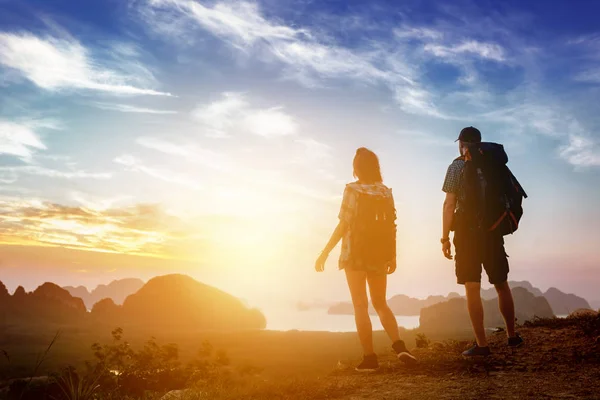 Trekkers rugzakken berg bovenaanzicht zonsopgang — Stockfoto