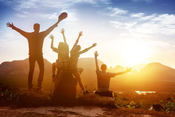 Groupe amis lever de soleil montagnes heureux — Photo