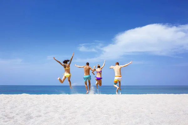 Amigos felizes na praia solitária — Fotografia de Stock