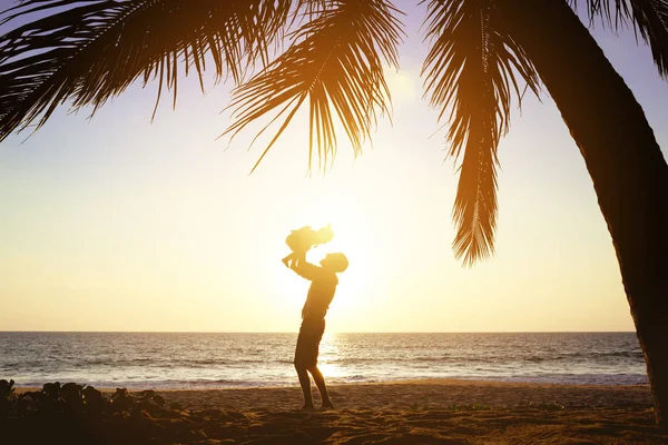 Fericit tată fiică distracție apus de soare palme — Fotografie, imagine de stoc