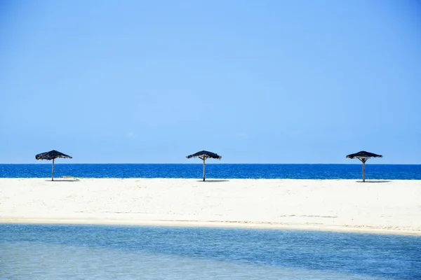 열 대 바다 우산 리조트 비치 — 스톡 사진