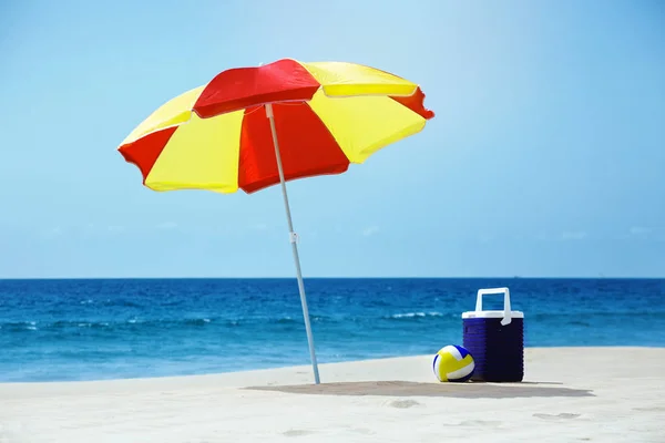 Playa vacía con sombrilla accesorios de mar — Foto de Stock