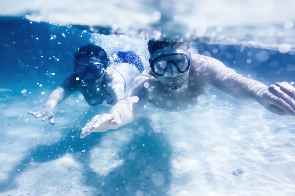 Couple swims or snorkeling underwater — Stock Photo, Image