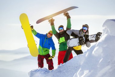Üç mutlu snowboard eğlence grup