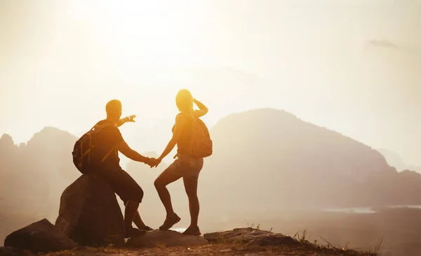 Pár backpackers a hegy tetején a naplemente — Stock Fotó