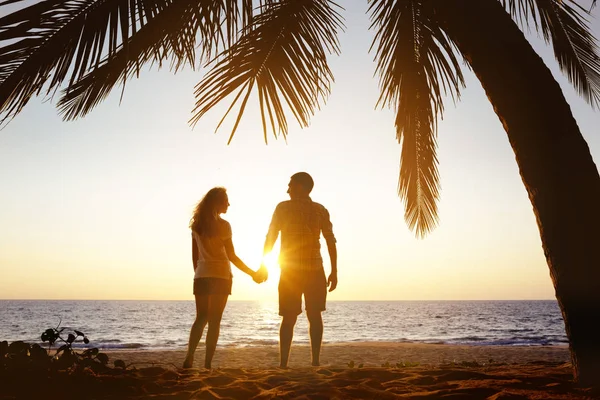 Happy couple coucher de soleil plage sous la paume — Photo