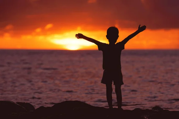 Concepto de infancia con niño feliz en la playa del atardecer — Foto de Stock