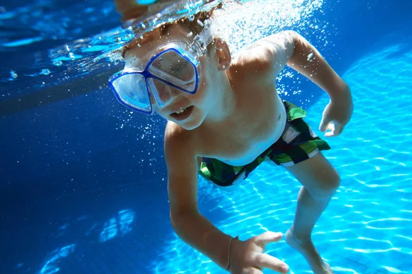 Menino nada debaixo d 'água com máscara de snorkel — Fotografia de Stock