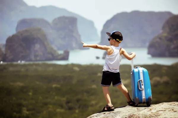 Kind met bagage zaak reizen concept — Stockfoto