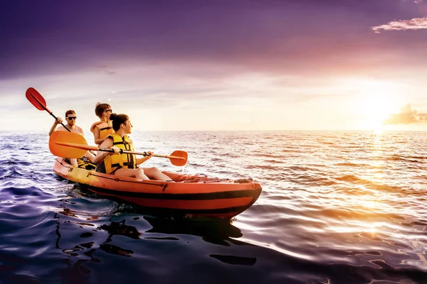 Šťastná rodina plave, kajak na moři západ slunce — Stock fotografie