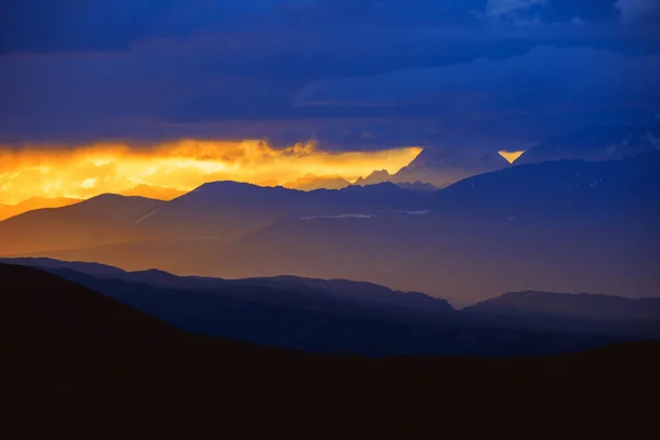 Hermoso paisaje con montañas puesta de sol — Foto de Stock