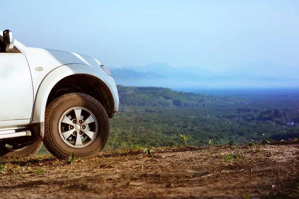 Voiture 4x4 sur fond de vallée de montagnes — Photo