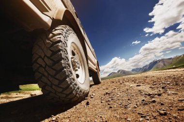 Büyük offroad araba tekerleği ülke yolda