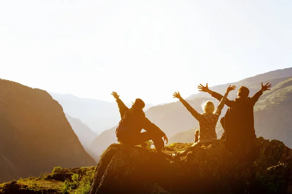 Happy friends at sunset in mountains range — Stock Photo, Image