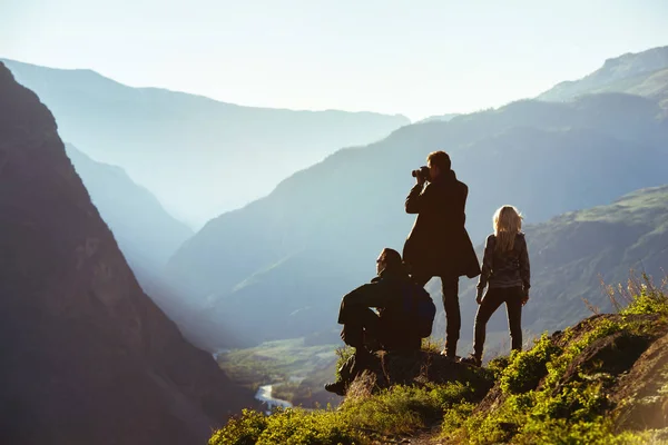 산 범위에서 세 친구의 그룹 — 스톡 사진