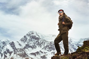 Yolcu dağlar üstüne. Seyahat kavramı