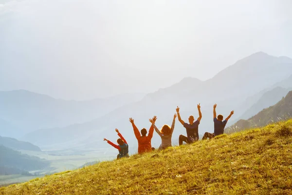 Gruppe glückliche Freunde Sonnenuntergang Berge — Stockfoto