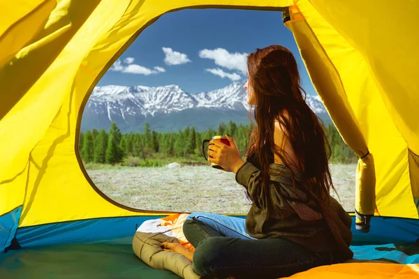 Młoda kobieta Puchar gór namiot — Zdjęcie stockowe