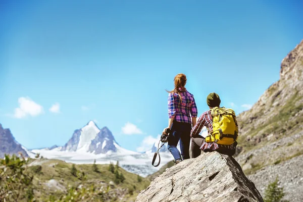 对夫妇旅游概念山脉地区 — 图库照片