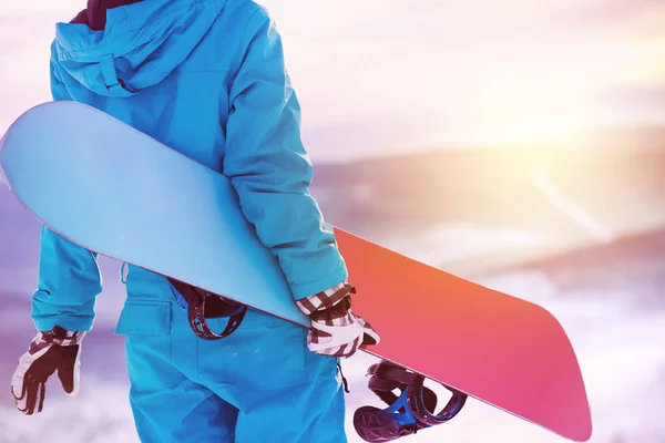 Tatlı kadın geri snowboard snowboard snowboard — Stok fotoğraf