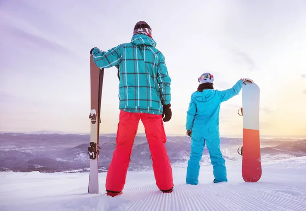 Skidåkare snowboardåkare familj skidor snowboard koncept — Stockfoto