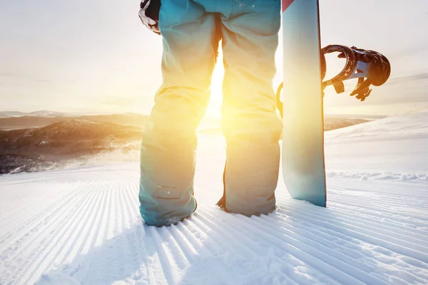 Крупный сноубордист на лыжном склоне с сноубордом — стоковое фото