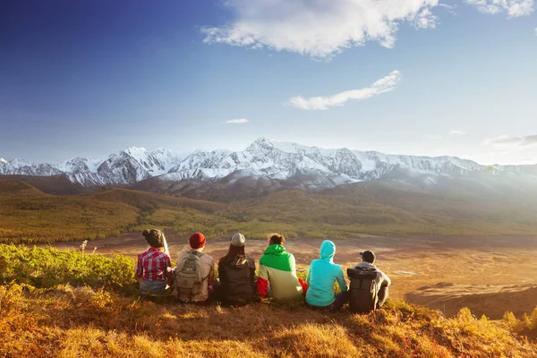 Vrienden groep bergen reizen concept — Stockfoto