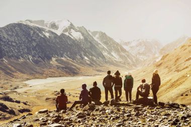 Grup arkadaş turistler dağlar bakış açısı