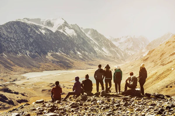 Grup arkadaş turistler dağlar bakış açısı