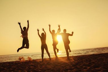 Grup dört arkadaşlar beach eğlence günbatımı tatil