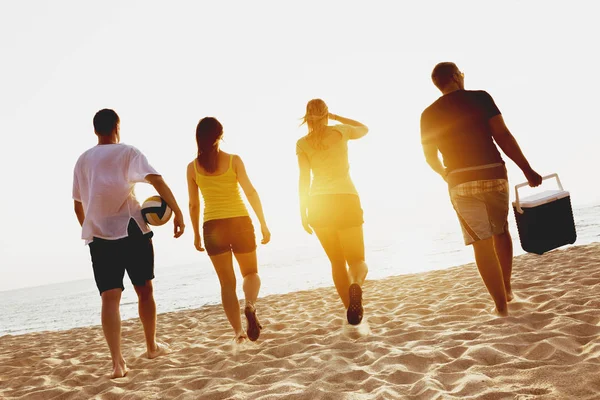 Grupo quatro amigos praia picknik pôr do sol mar — Fotografia de Stock