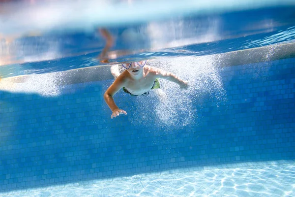 Malý chlapec plave pod vodou bazén — Stock fotografie