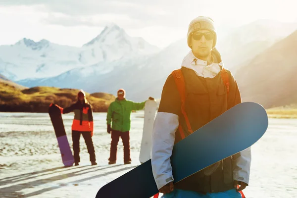 Сноубордист друзі концепція сноубордистських лиж — стокове фото