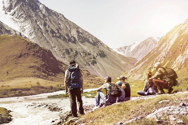 Stor grupp av människor resor expedition berg — Stockfoto
